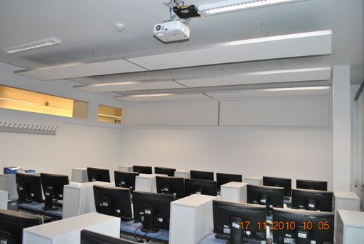 Vorschau Bild von Abgehängte Schaumstoff-Absorber an Deckenflächen reduzieren in
Computerräumen störende Schallreflexionen und verbessern die
Raumakustik deutlich.