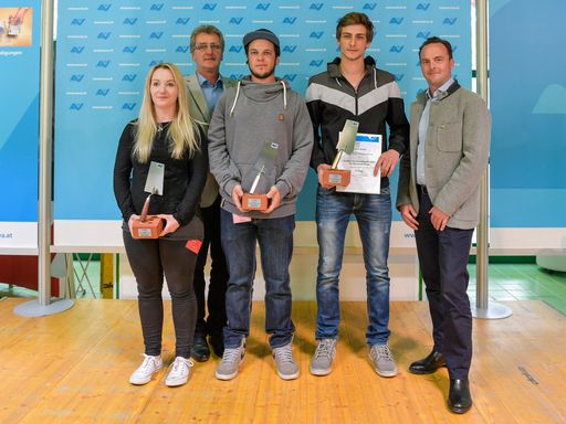 Großer AUVA-Sicherheitspreis für Baulehrlinge 2017
– Die erfolgreichsten Maurerlehrlinge (v.l.n.r.): Emilie Gallistl
(3. Platz), KR Wolfgang Birbamer (1. Obmann-Stellvertreter, AUVA),
Patrick Hofbauer (2. Platz), Thomas Winkler (1. Platz), Mag.
Alexander Bernart (Direktor AUVA-Landesstelle Wien). ***Die Nutzung
der Bilder für redaktionelle Zwecke im Zusammenhang mit der
Presseaussendung vom 21. April 2017 ist kostenlos. Weitergehende
Nutzung bedarf der Zustimmung des Ausländers.***