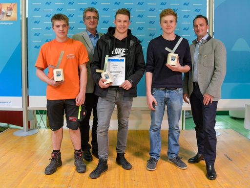 Vorschau Bild von Großer AUVA-Sicherheitspreis für Baulehrlinge 2017
– Die erfolgreichsten Zimmerer (v.l.n.r.): Rene Steinlechner (3.
Platz), KR Wolfgang Birbamer (1. Obmann-Stellvertreter, AUVA),
Julian Riegler (1. Platz), Markus Holzmann (2. Platz), Mag.
Alexander Bernart (Direktor AUVA-Landesstelle Wien). ***Die Nutzung
der Bilder für redaktionelle Zwecke im Zusammenhang mit der
Presseaussendung vom 21. April 2017 ist kostenlos. Weitergehende
Nutzung bedarf der Zustimmung des Ausländers.***