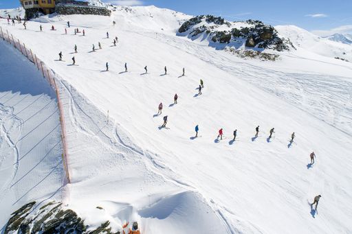  Mit 150 hintereinander fahrenden Arena-Fans in
Tracht, kann die Zillertal Arena nun die wohl längste
„Trachtenschlange auf Schnee“ und somit einen kuriosen Rekord
verbuchen! Die Schlange reichte vom Arena Stadl bis zur Hanser
X-Press Bergstation, was einer Länge von 600 Metern entspricht!