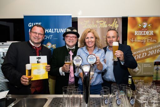 https://www.apa-fotoservice.at/galerie/9200 Im Bild
v.l.n.r. Josef Niklas (Brauerei Ried mit einer der Bierinnovationen
des Jahres), Bierpapst Conrad Seidl, Maria Hatzmann (Brauerei Ried)
und Christian Aigner (Brauerei Ried)
