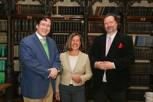 http://www.apa-fotoservice.at/galerie/9247 Im Bild
(v.l.n.r.): Prof. Dr. Gerit-Holger Schernthaner (Präsident der ÖGIA
und des ÖVG), Ao. Univ.-Prof. Dr. Maria Schoder ( Präsidentin der
ÖGIA und des ÖVG) und Univ.-Prof. Dr. Thomas Hölzenbein (Präsident
der ÖGG)