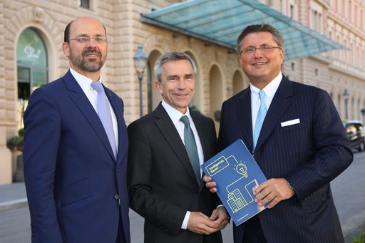  http://www.apa-fotoservice.at/galerie/9194 Im Bild
vl.: Christian B. Maier (CFO der PORR AG), Hans Wenkenbach (COO der
PORR AG), Karl-Heinz Strauss (CEO der PORR AG)