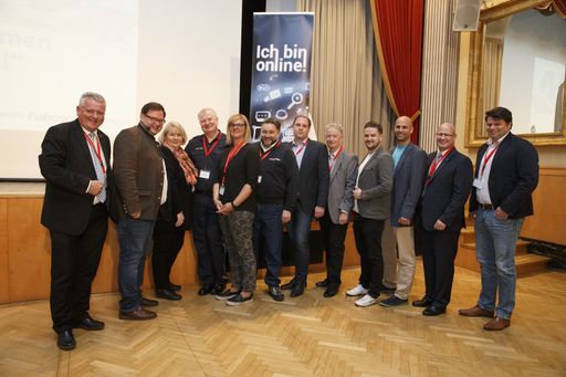 https://www.apa-fotoservice.at/galerie/9160 . Im
Bild von links: Werner Krausler (Landesschulinspektor für technische
Schulen Stmk.), Christian Rupp (Sprecher der Plattform Digitales
Österreich, Bundeskanzleramt), Regina Hönigsberger (Initiative \"Ich
bin online\"), Hans-Peter Puffing (Bezirkspolizeikommando
Voitsberg), Martina Unger (Bezirkspolizeikommando Voitsberg),
Karl-Heinz Wanker (EU-Stabsstelle WKO), Burkhard Neuper (Obmann-Stv.
Fachgruppe UBIT der WK Stmk.), Werner Lämmerer (UBIT
Geschäftsführer), Christian Barboric (IT School Glowatschnig & Tögl
OG), Alexander Glowatschnig (Geschäftsführer IT School Glowatschnig
& Tögl KG), Peter Sükar (Obmann der WK Regionalst. Voitsberg) und
ein Gast während der SchülerInnenkonferenz