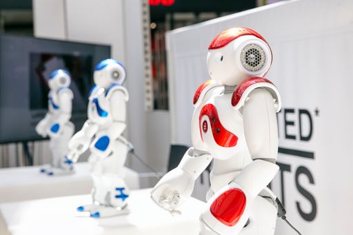  Tanzende Roboter "NAO" im Donau Zentrum