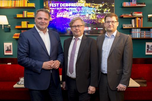  https://www.apa-fotoservice.at/galerie/9198 Im
Bild: Willi Mernyi, Vorsitzender des Mauthausen Komitee Österreich,
Dr. Alexander Wrabetz, Generaldirektor ORF und Johannes Neubert,
Intendant der Wiener Symphoniker.
