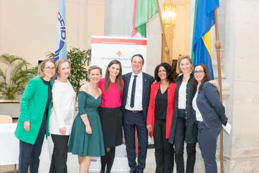  Von links: Anna Mustapic, Kurator; Mag. Andrea Jungmann, CEO
Sotheby’s Österreich, Ungarn, und Polen; Katharina Karlik, Kurator;
Mag. Silvia Mateyka, OFID, Mag. Michael Opriesnig, stellvertretender
Generalsekretär des Österreichischen Roten Kreuzes; Reem Aljarbou;
Direktor, OFID, Fanny Tamussino, Österreichisches Rotes Kreuz, und
Dr. Lilian Al-Bazaz, OFID.