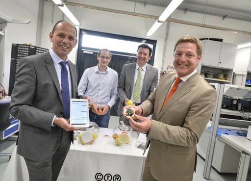 Vorschau Bild von In den Labors der CTR forscht man an Smarten Sensoren und deren
Systemintegration - wie hier beim "Smart Apple" für die gesunde
Ernährung.BILD zu OTS -