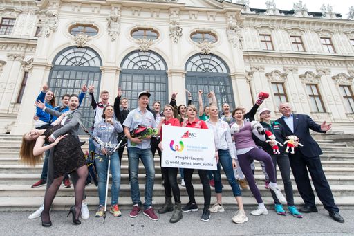 Vorschau Bild von TeilnehmerInnen der World Games 2017 vor dem Schloss Belvedere in
Wien.