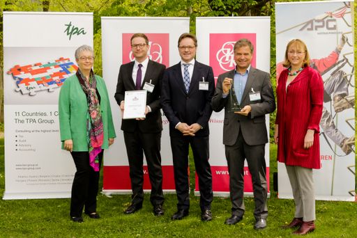 Die freudigen Gewinner mit den Award Partnern