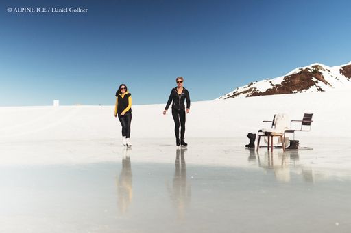 Vorschau Bild von Eisläufer gleiten in herrlicher Panorama-Höhenlage
auf 2.000 Meter Seehöhe von der Bergstation der Gondelbahn durch die
alpine Winterlandschaft.