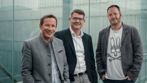 v.l.n.r.: Mag. Patrick Edelmayr (GF elements), FH
Prof. Dr. Hilmar Linder (Studiengangsleiter MultiMediaTechnology FH
Salzburg), Dietmar Rietsch (Agenturleitung elements)