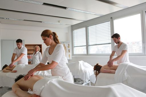 Vorschau Bild von Die gute Mischung aus praktischen und theoretischen Einheiten
werden von den Teilnehmern der Diplomlehrgänge an der Vitalakademie
besonders geschätzt