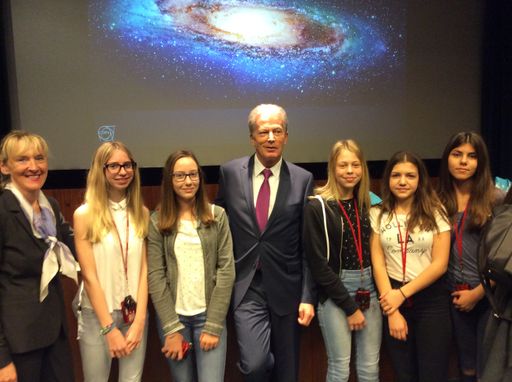  Wissenschaftsminister Mitterlehner im Kreis von
Teilnehmerinnen des Girls‘ Day