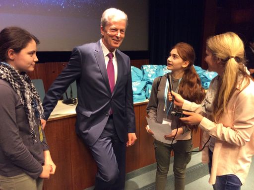 Vorschau Bild von Wissenschaftsminister Mitterlehner im Kreis von
Teilnehmerinnen des Girls‘ Day