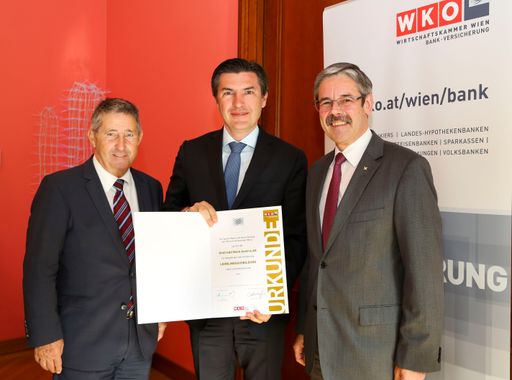 Vorschau Bild von Generaldirektor Robert Zadrazil bekommt das Dekret
überreicht.