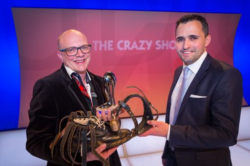 Vorschau Bild von Der Kärntner Bernd Georg Sima (links) mit seinem
Siegerschuh „Der Eulenspiegel 2.0“ und mit Schuhmacher-Kollege Heinz
Müller, der schon 2013 und 2015 den Sieg beim „Award for the Crazy
Shoe 2017 Vienna“ ebenfalls nach Kärnten holen konnte.