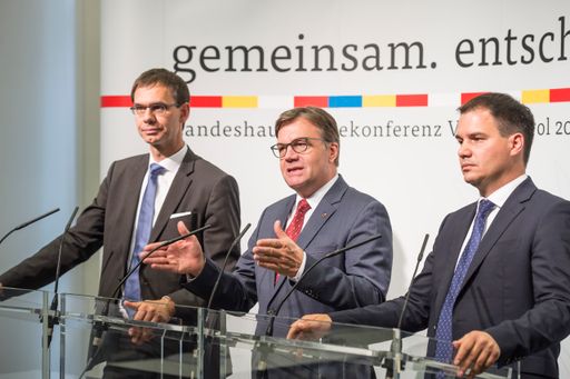 LH Markus Wallner (Vorarlberg), Tirols LH und Vorsitzender der
LandesfinanzreferentInnenkonferenz Günther Platter und LHStv Michael
Schickhofer (Steiermark) präsentierten im Anschluss an die
FinanzreferentInnenkonferenz die Ergebnisse.