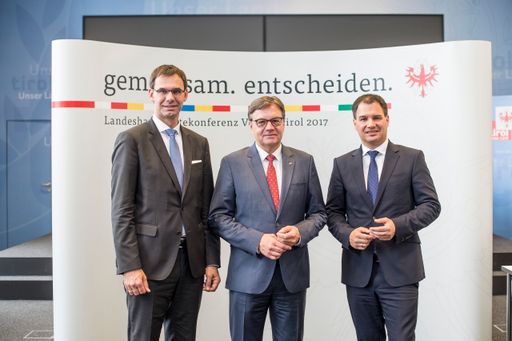 Vorschau Bild von (v.li.): LH Markus Wallner (Vorarlberg), Tirols LH
Günther Platter und Vorsitzender der
LandesfinanzreferentInnekonferenz sowie LHStv Michael Schickhofer
(Steiermark).