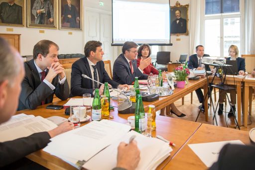 Vorschau Bild von Bei der FinanzreferentInnenkonferenz im Innsbrucker Landhaus
standen die „Verländerung“ des Wohnbauförderungsbeitrages, die
finanziellen Auswirkungen des Arbeitsprogrammes der Bundesregierung
und vor allem das Heimopferrentengesetz im Fokus.