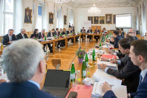 Vorschau Bild von Im Rokokosaal im Innsbrucker Landhaus wurde zu
aktuellen finanzpolitischen Themen beraten.