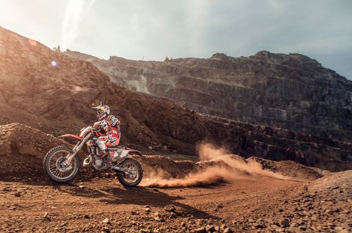 Vorschau Bild von Taddy Blazusiak performs during prologue of Red
Bull Hare Scramble 2016 in Eisenerz, Austria on May 27, 2016