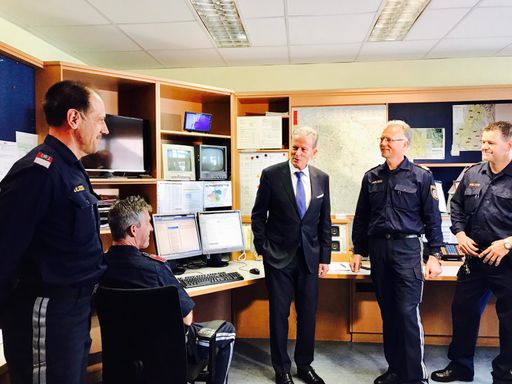 VK BM Dr. Reinhold Mitterlehner besucht das
Bezirkspolizeikommando und Polizeiinspektionen