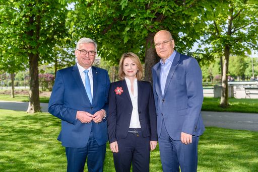 Vorschau Bild von Im Bild v.l.n.r. Alfred Riedl (Präsident
Österreichischer Gemeindebund), Alexandra Draxler-Zima (Vorstands-
vorsitzende ADEG), Frank Hensel (Vorstandsvorsitzender REWE
International AG)