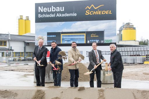  v.l.n.r. LAbg. Dörfel, Schiedel-Ö. GF Nürnberger,
Schiedel CEO Cappellini, Bgm. Gebeshuber, Vize-Bgm. Reinthaler