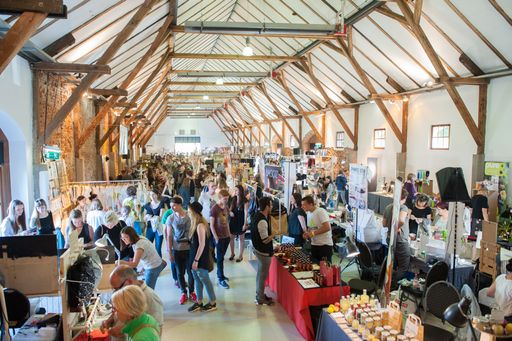 Buntes Markttreiben und fesche BesucherInnen machen
die Seifenfabrik zum place to be!