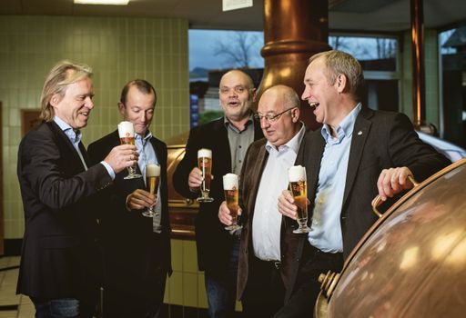 Vorschau Bild von Das Team der Brauerei Egg stößt auf die
Goldmedaille an.