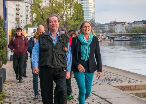  Supertramp Ferdinand & Fremdenführerin Katrin
Kadletz zeigen Wien aus zwei unterschiedlichen Perspektiven, die im
realen Wiener Alltag aufeinander treffen: Historisches und
Kulturelles aus Wien, gemischt mit persönlichen Erfahrungen aus der
Welt der Obdachlosigkeit.