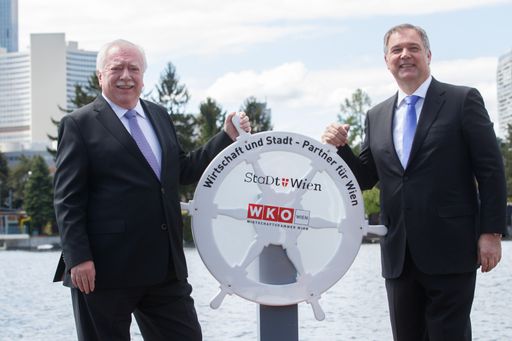 Wirtschaftskammer Wien - Präsident Walter Ruck (r.)
und Bürgermeister Michael Häupl eröffnen die Saison an der Alten
Donau.