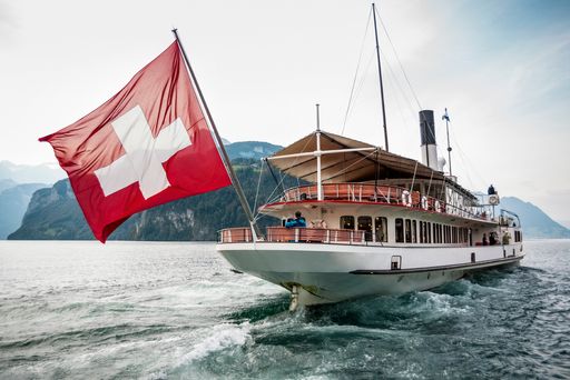 Schweiz. ganz natürlich. Der Gotthard Panorama
Express zählt zweifellos zu den herausragenden ÖV-Erlebnissen des
Landes. Aus dem Tessin führt die Reise per Bahn über die legendäre
Gotthard-Bergstrecke und dann mit dem Dampfschiff weiter Richtung
Luzern.