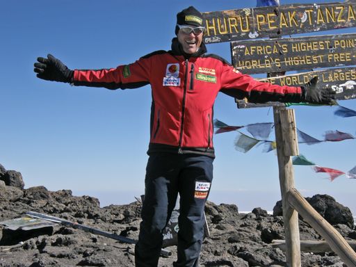 Vorschau Bild von Der Extremradsportler Wolfgang Fasching ist
mehrfacher Buchautor sowie Vortragender und Seminarleiter zum Thema
"Mentale Stärke". Er stand auf den 7 höchsten Gipfeln der Welt wie
hier am Kilimandscharo.