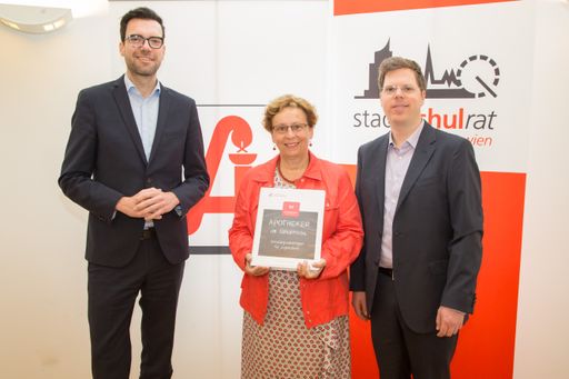 https://www.apa-fotoservice.at/galerie/9314/ Im
Bild v.l.n.r.: Mag. Heinrich Himmer, amtsführender Präsident,
Stadtschulrat Wien; Mag. pharm. Andrea Vlasek, Präsidentin der
Apothekerkammer Wien; Mag. pharm. Viktor Hafner, Vizepräsident der
Apothekerkammer Wien