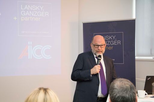 Vorschau Bild von Gastgeber Gabriel Lansky beim Business Breakfast