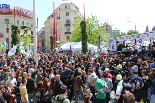 Vorschau Bild von Die Auftaktkundgebung des Hanfwandertag 2016 am Westbahnhof in
Wien.