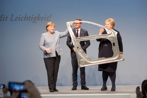 Fingerleicht ist diese Autotür aus Aluminium.
Kanzlerin Merkel freute sich mit Norwegens Ministerpräsidentin Erna
Solberg bei der Eröffnung einer neuen Fertigungsanlage für
hochmoderen Leichtbaubleche mit Hydro-Konzernchef Svein Richard
Brandtzaeg.