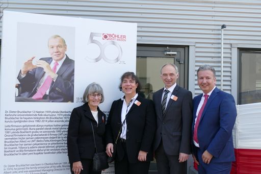  50 Jahre Böhler Sert Maden. Die Gründerfamilie vor dem Bild des
im Vorjahr verstorbenen Dr. Dieter Brucklacher. v.l.n.r.: Monika
Elisabeth Brucklacher, Dr. Cornelia Brucklacher, Johann Werl, CEO
Bohlerit Kapfenberg, Cüneyt Dik, CEO Böhler Sert Maden. Foto: Ulrich
Ahamer, wortfabrik.