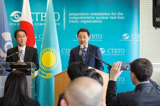 Im Bild (v.l): Japanische Außenminister Fumio
Kishida und der kasachische Botschafter in Österreich Kairat Sarybay