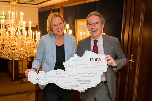  Dr. Petra Stolba (GF Österreich Werbung) und
Christian Mutschlechner (Präsident acb) bei der mira Pressekonferenz
am 8. Mai 2017 im Hotel Intercontinental. Foto: ÖW/Christian Lendl