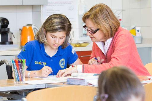 Schule im Spital: Lehrerin Ursula Reininghaus mit
einer Schülerin im Orthopädischen Spital Speising.