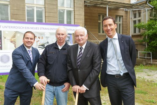  https://www.apa-fotoservice.at/galerie/9312 Im Bild
von links nach rechts: Dr. Paul Stuchetz, Geschäftsführer Amethyst
Österreich, Avner Goldenberg Gesellschafter Amethyst Group, Prim.
Dr. Walter Ebm, Vorstand Wiener Privatklinik, Ludovic Robert
Gesellschafter Amethyst Group