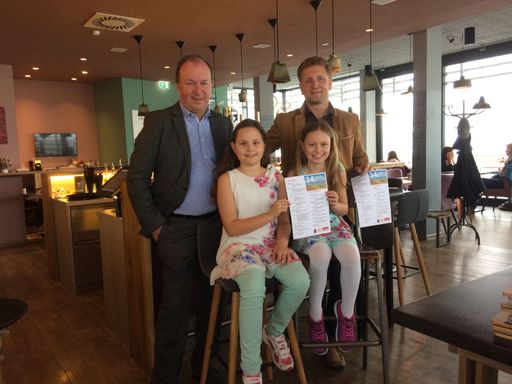  Organisator Max Strafinger und Tourismuschef Gernot
Riedel mit Lea und Anna