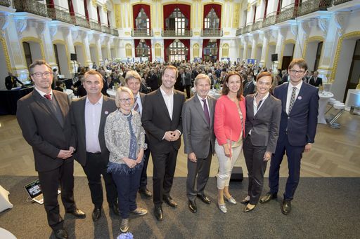 http://www.apa-fotoservice.at/galerie/8860 Im Bild
v.l.n.r.: Sektionschef Elmar Pichl, Gerhard Moßhammer, Christina
Engel-Unterberger (Interkulturelles Lernen), Samo Kobenter (BMLVS),
Stefan Zotti (OeAD), Johannes Hahn (Europäische Kommission), Sophie
Karmasin (BMFJ), Sonja Hammerschmid (BMB) und Ernst Gesselbauer.