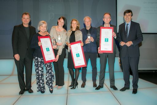Jurypräsident Paul Harather, Heidemarie Stamm, Romy
Richter (beide dm), Lisa Sugar, Hans Cepko, Christian Strassner
(alle ReTALE) und Matthias Tschirf (BMWFW) bei der Verleihung des
Staatspreises Werbung 2017.
