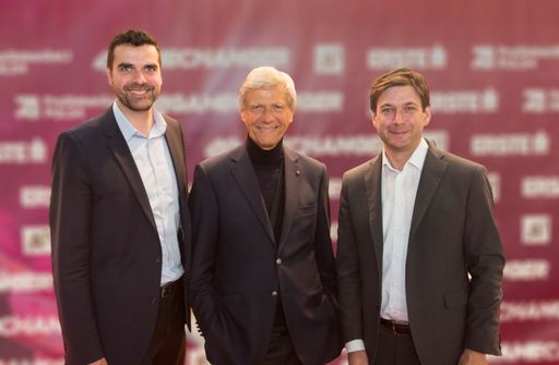  Gruppenbild mit den beiden kompany.com Gründern
Bernhard Hoetzl und Russell E. Perry und Investor Hermann Hauser
(I.E.C.T.)