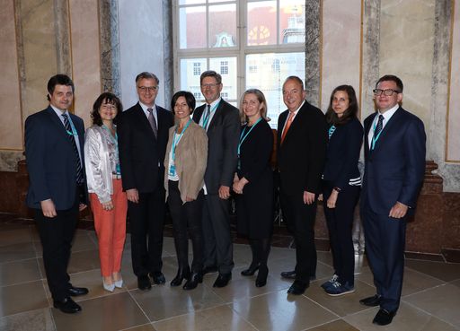 Foto v.l.: Martin SCHAFFENRATH (Vorsitzender-Stv. des
Verbandsvorstandes im Hauptverband der österreichischen
Sozialversicherungsträger), Mona KNOTEK-ROGGENBAUER (Präsidentin,
Europa Donna Austria ), Markus MÜLLER (Rektor der MedUni Wien ),
Marion KRONBERGER (Psychologie Im Zentrum), Erwin REBHANDL
(Präsident OBGAM und AM Plus), Ulrike MURSCH-EDLMAYR (Präsidentin
der Apothekerkammer Oberösterreich), Michael GNANT (Leiter der
Universitätsklinik für Chirurgie, MedUni Wien), Tanja STAMM
(Leiterin des Instituts für Outcome Research, MedUni Wien ), Klaus
SCHUSTER (Policy Lead Region Europe, Hoffmann-La Roche Ltd.)