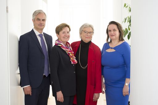 http://www.apa-fotoservice.at/galerie/9322 Bild
zeigt: Univ.-Prof. Dr. Christian Singer, MPH, Gynäkologe, Leiter der
Brustgesundheit an der Universitätsfrauenklinik Wien, Vizepräsident
der ÖGS, Prim.a Univ.-Prof.in Dr.in Angelika Reiner, Pathologin,
Abteilungsvorstand Pathologisch-Bakteriologisches Institut,
Sozialmedizinisches Zentrum Ost – Donauspital Wien, Vizepräsidentin
der ÖGS, Moderation: Dr.in Rubina Möhring und Univ.-Prof.in Dr.in
Alexandra Resch, Strahlentherapeutin und Leiterin des
Röntgeninstituts im Franziskusspital Margareten, Präsidentin der
Österreichischen Gesellschaft für Senologie (ÖGS).